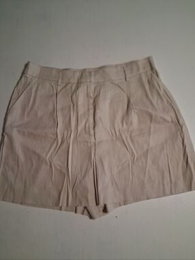 NWT ANTONIO MELANI Beige Pleated Tailored Shorts Size 14